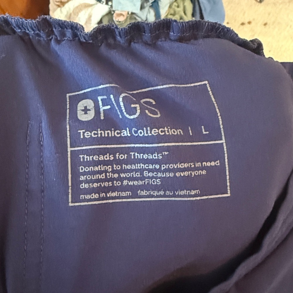 Figs Technical Collection in Deep Blue Nurse scrubs size large 2 piece set - Picture 11 of 14